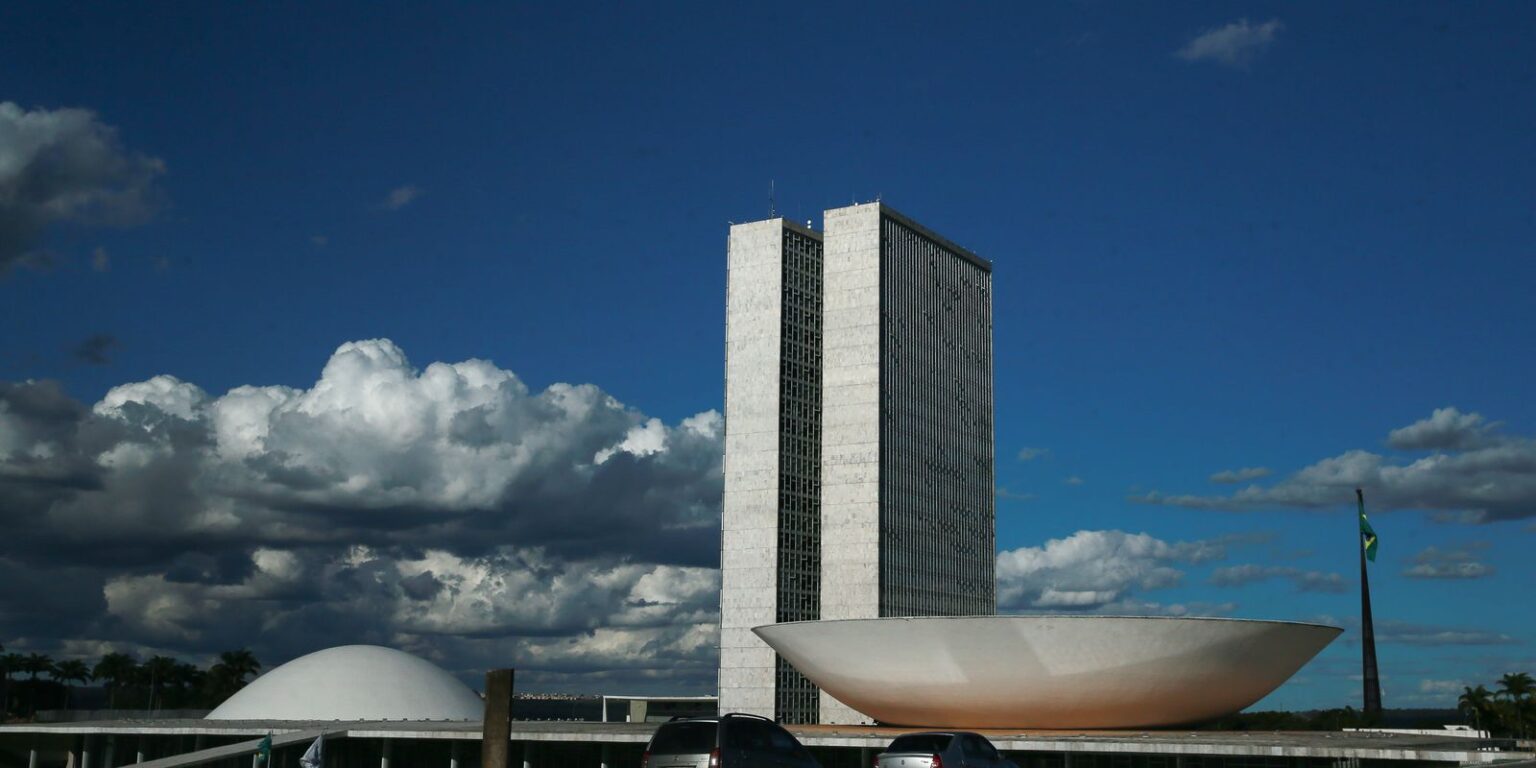 Câmara dos Deputados Pode Criar Bancada Cristã: Uma Nova Representatividade Política Imagem do artigo