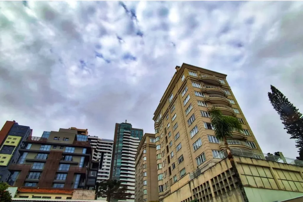 Calor de 32ºC em Curitiba: Frente Fria Ameaça Clima Quente