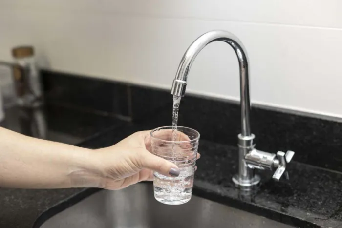 Calor Recorde em Curitiba: Consumo de Água Tratada Aumenta 20% Calor Recorde em Curitiba: Consumo de Água Tratada Aumenta 20%