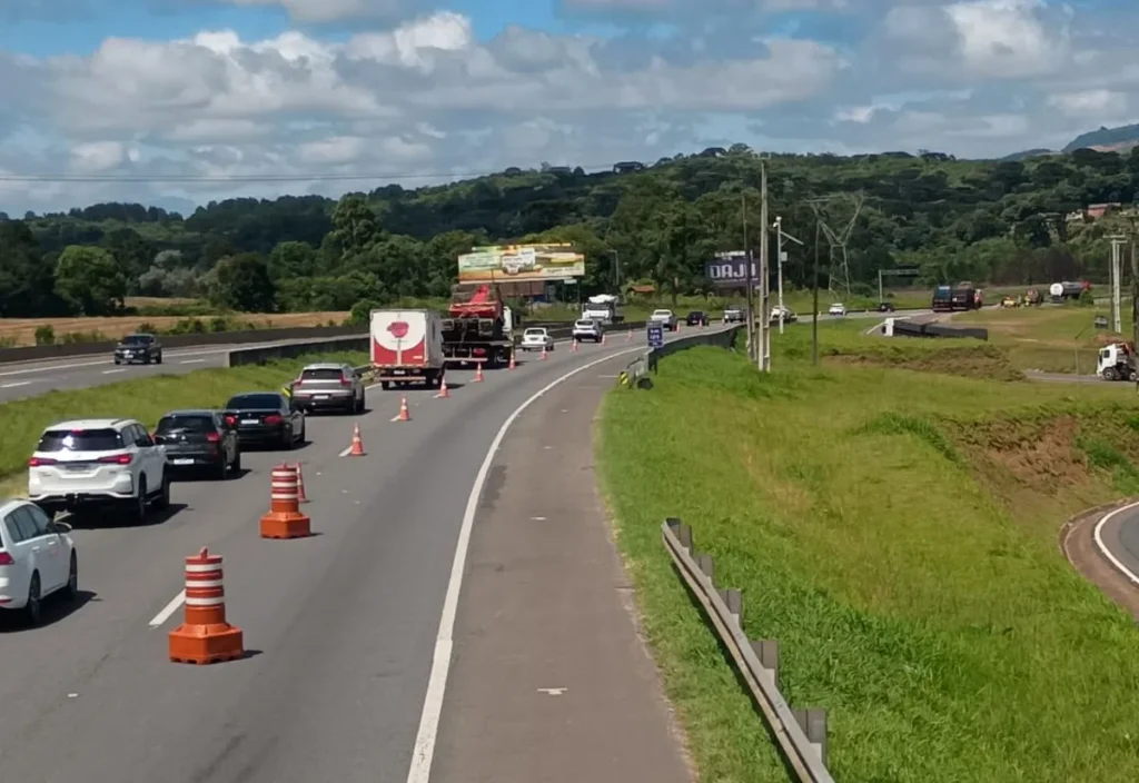 Interdições na BR-277: Testes Inovadores de Pesagem de Caminhões no Paraná Imagem do artigo