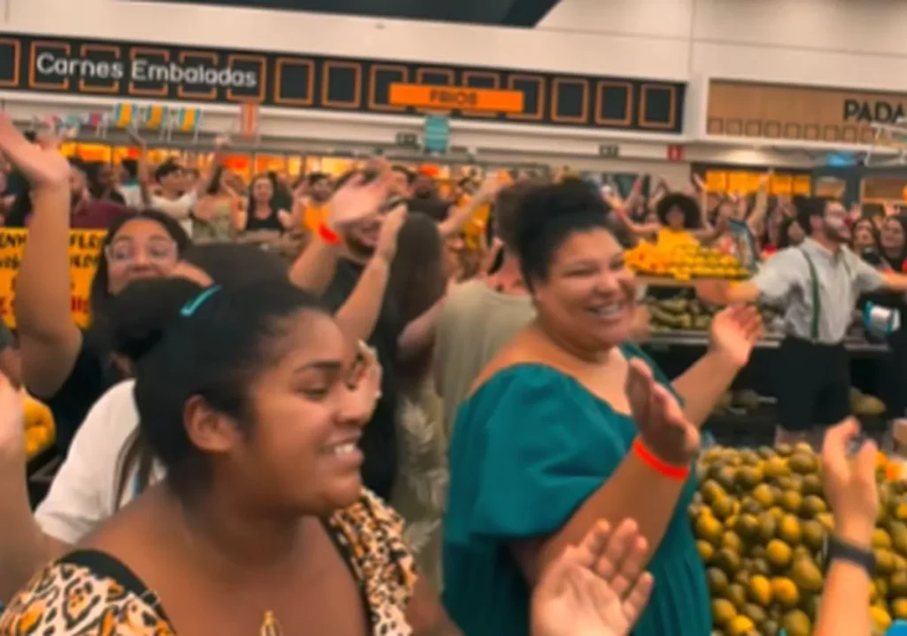 Flashmob Inusitado Encanta Clientes em Supermercado do Litoral do Paraná