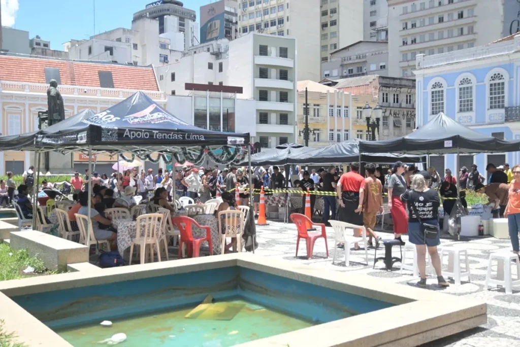 Natal na Rua: ONG Mãos Invisíveis Oferece Almoço Solidário em Curitiba