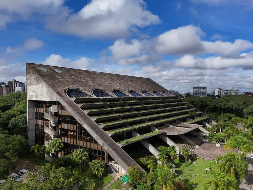 Prédio Icônico de Curitiba: A Revolução do Eco-Brutalismo