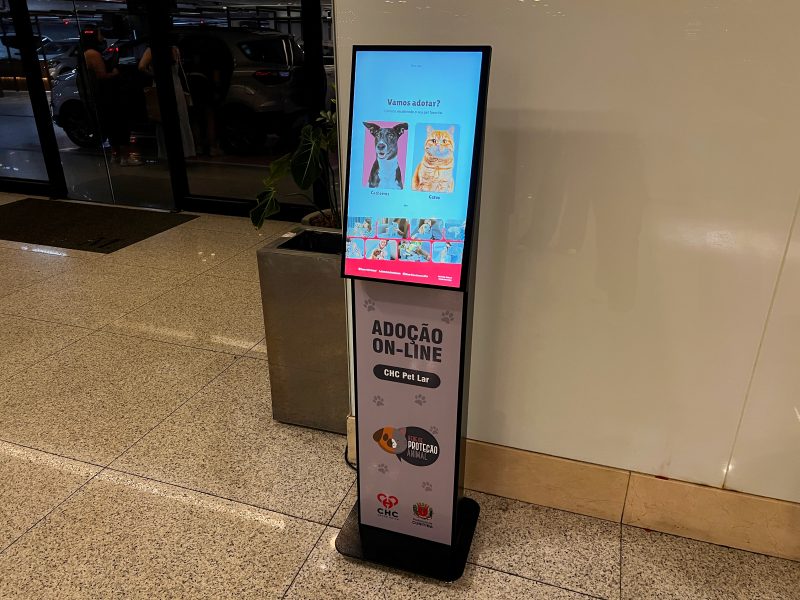 Shopping Mueller Inova com Totem de Adoção de Pets em Curitiba Shopping Mueller Inova com Totem de Adoção de Pets em Curitiba