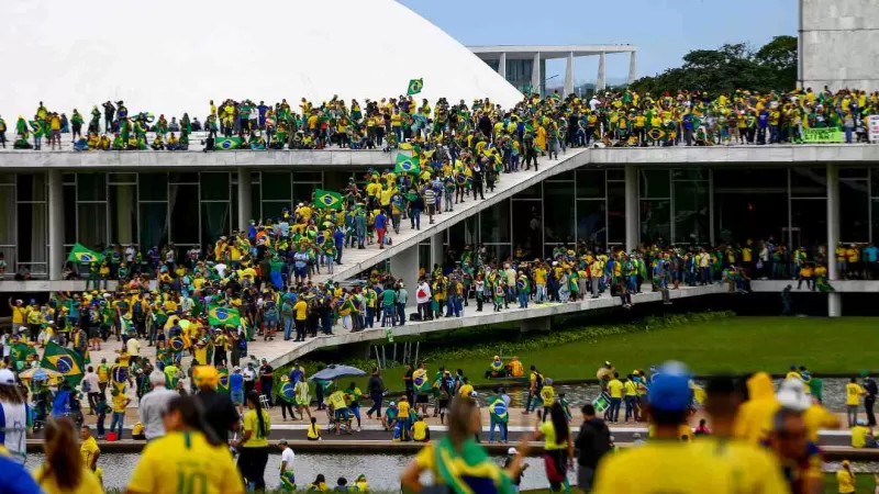 8 de Janeiro: Cidades do Paraná Realizam Manifestações Pró-Democracia 8 de Janeiro: Cidades do Paraná Realizam Manifestações Pró-Democracia