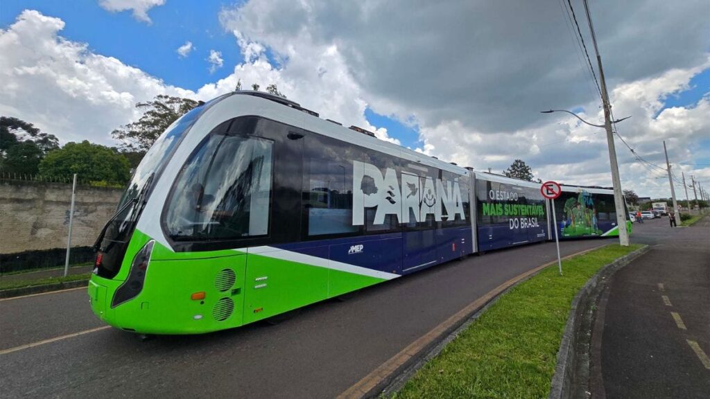 Bonde Elétrico Sem Trilhos Inicia Operações Completas no Paraná