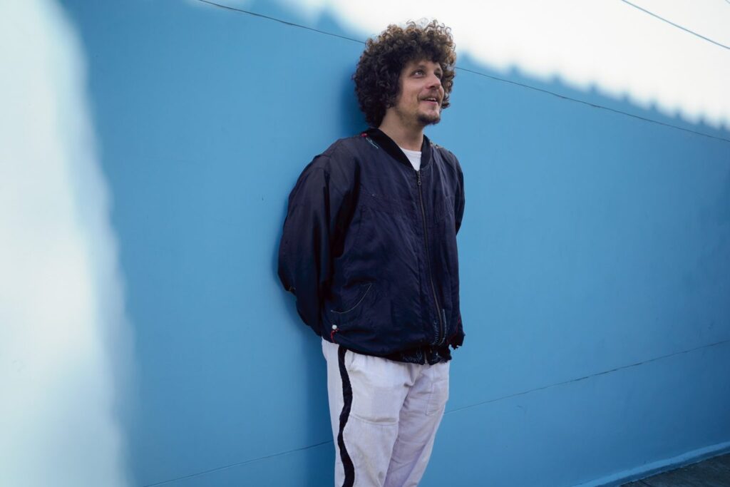 Chico Chico Agita Curitiba com Turnê “Let It Burn / Deixa Arder” e Novo Álbum Chico Chico Agita Curitiba com Turnê "Let It Burn / Deixa Arder" e Novo Álbum