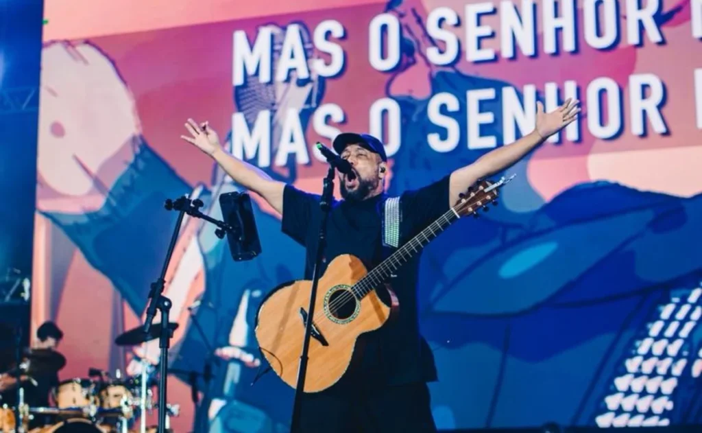 Chuva não impede fé: 62 mil celebram louvor com Fernandinho no Verão Maior Paraná Chuva não impede fé: 62 mil celebram louvor com Fernandinho no Verão Maior Paraná