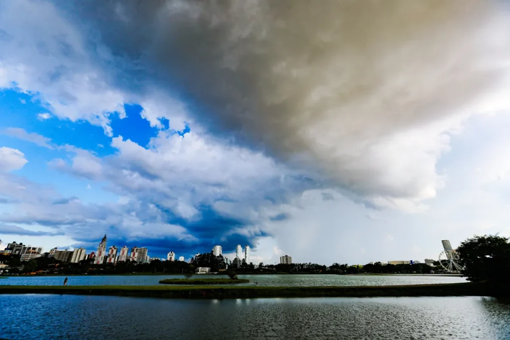 Chuvas Intensas no Paraná: Alerta e Previsões para Curitiba nesta Segunda-feira
