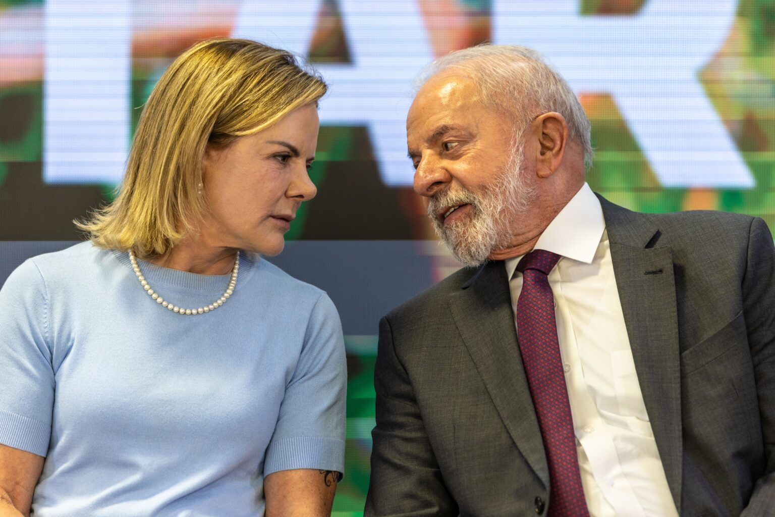 Corrida Política se Intensifica com Saída de Gleisi do Ministério