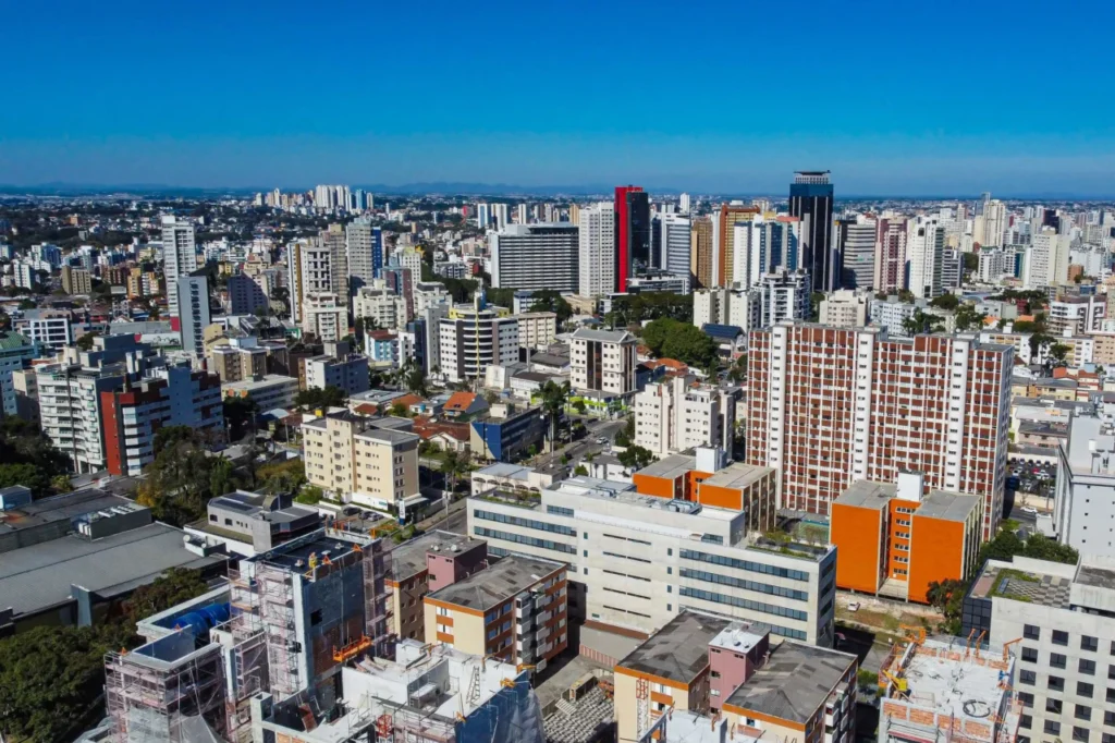 Curitiba Destaca-se como a Quinta Maior Praça Imobiliária do Brasil em 2025