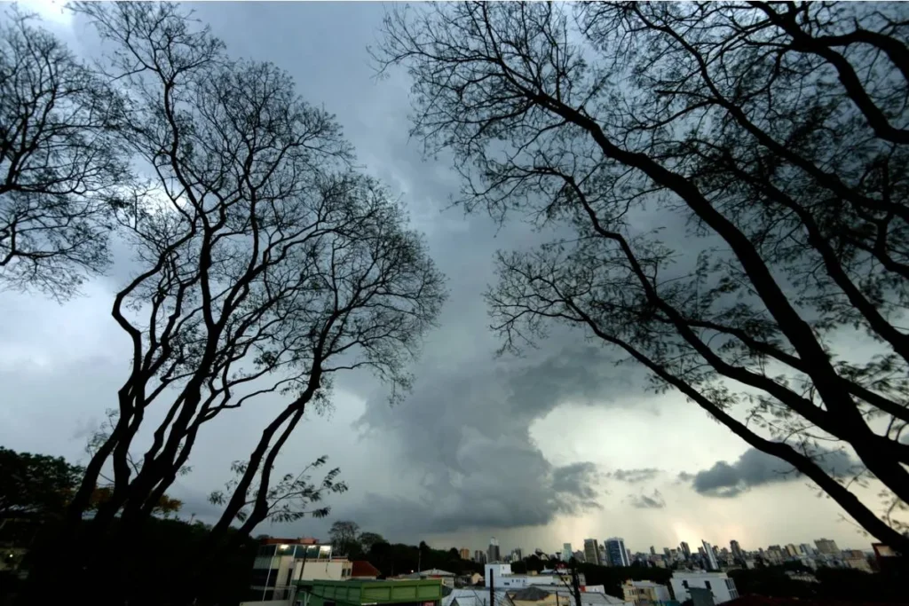 Curitiba em Alerta Laranja: Fim de Semana com Risco de Temporais e Calor Intenso Curitiba em Alerta Laranja: Fim de Semana com Risco de Temporais e Calor Intenso