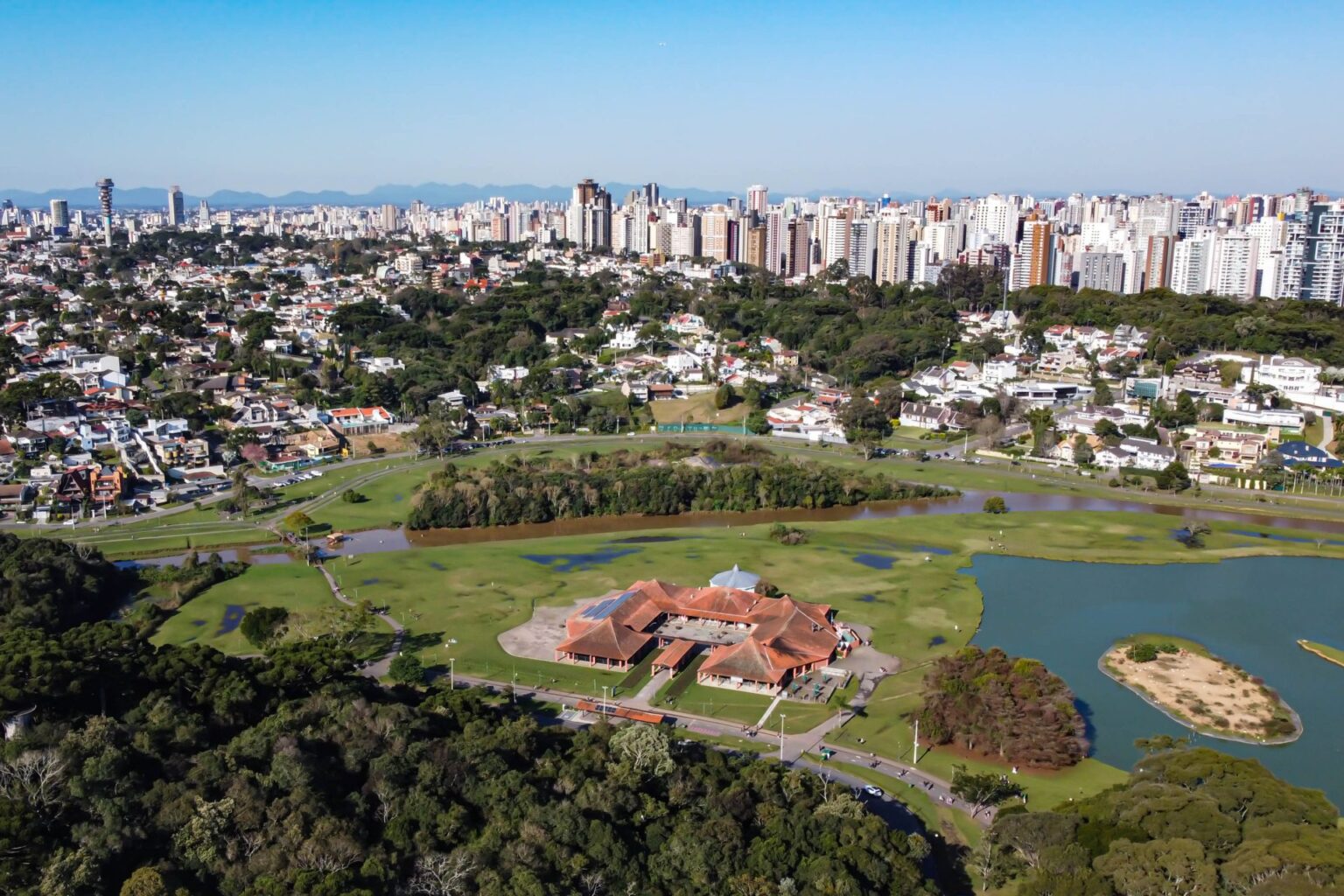 Domingo de Sol e Calor em Curitiba: Previsão de Tempo Firme Domingo de Sol e Calor em Curitiba: Previsão de Tempo Firme