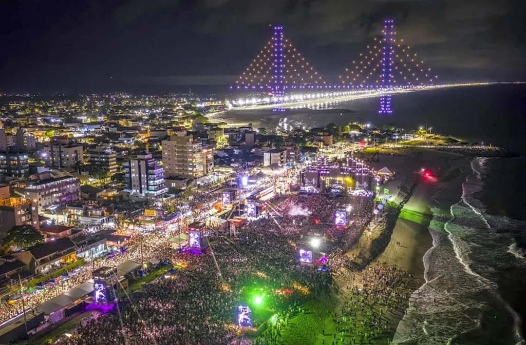 Drones Iluminam o Céu do Paraná em Show de Alok e Revelam Ponte de Guaratuba