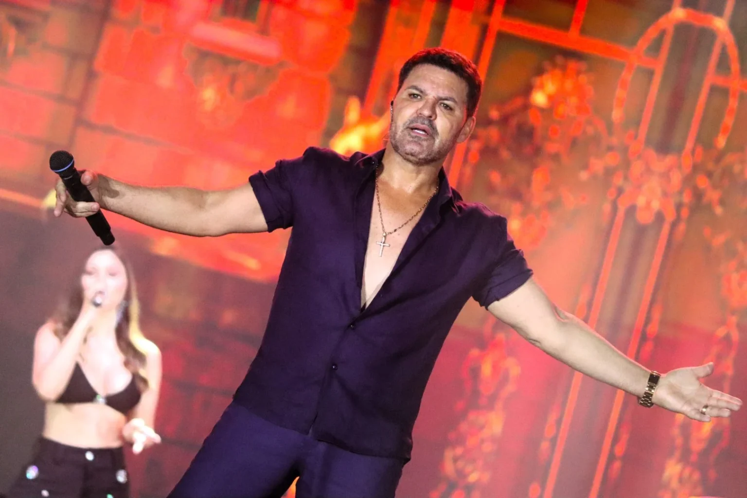 Eduardo Costa Encanta 165 Mil Fãs no Verão Maior Paraná: 'Entretenimento é Investimento'