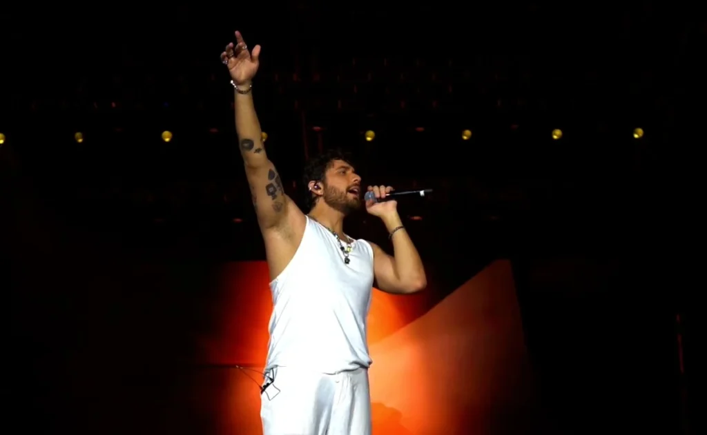 Gustavo Mioto Reúne 36 Mil Fãs e Agita Pontal do Paraná em Noite Memorável