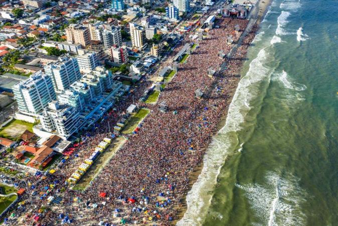 Gusttavo Lima Arrasa em Show de 3 Horas para 265 Mil Pessoas na Praia de Matinhos Gusttavo Lima Arrasa em Show de 3 Horas para 265 Mil Pessoas na Praia de Matinhos