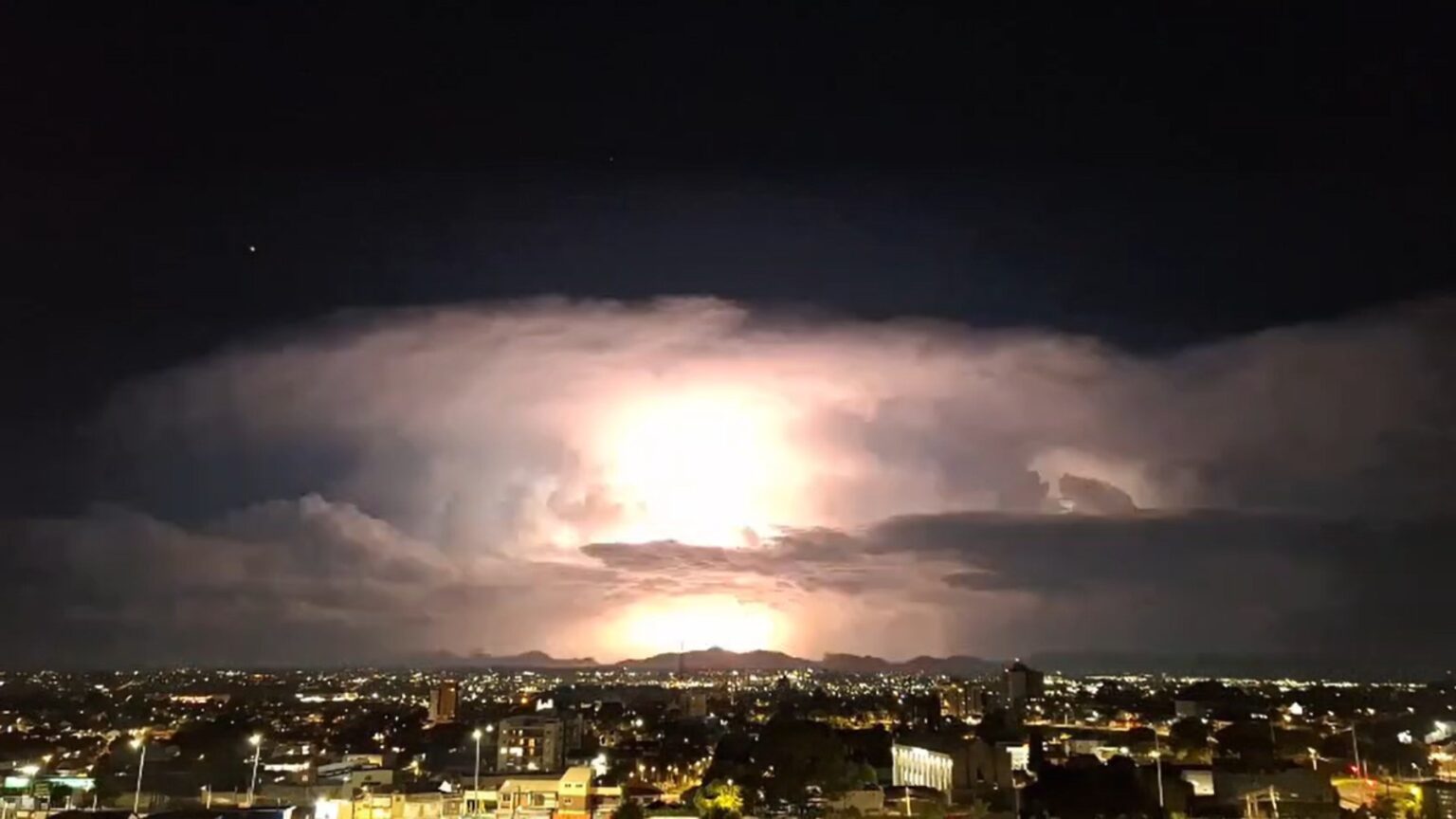 Mais de 5,5 Mil Raios Afetam o Litoral do Paraná em Um Único Dia