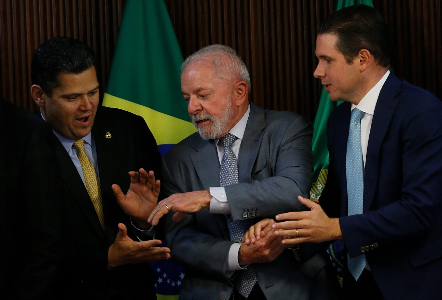 Motta e Alcolumbre têm apoio para derrubar veto de Lula sobre dosimetria