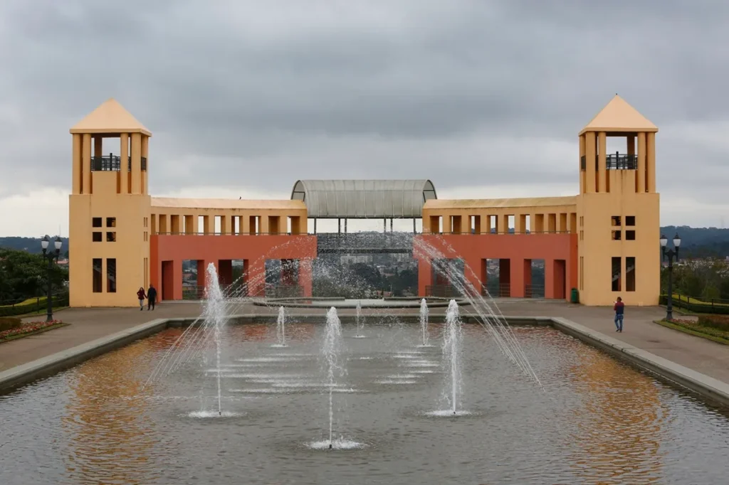 Previsão do Tempo em Curitiba: Sol e Chuvas Leves Nesta Terça-feira