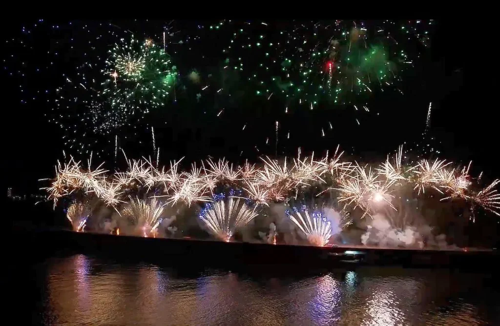 Queima de Fogos na Ponte de Guaratuba Anuncia Chegada de 2026 com Grande Estilo