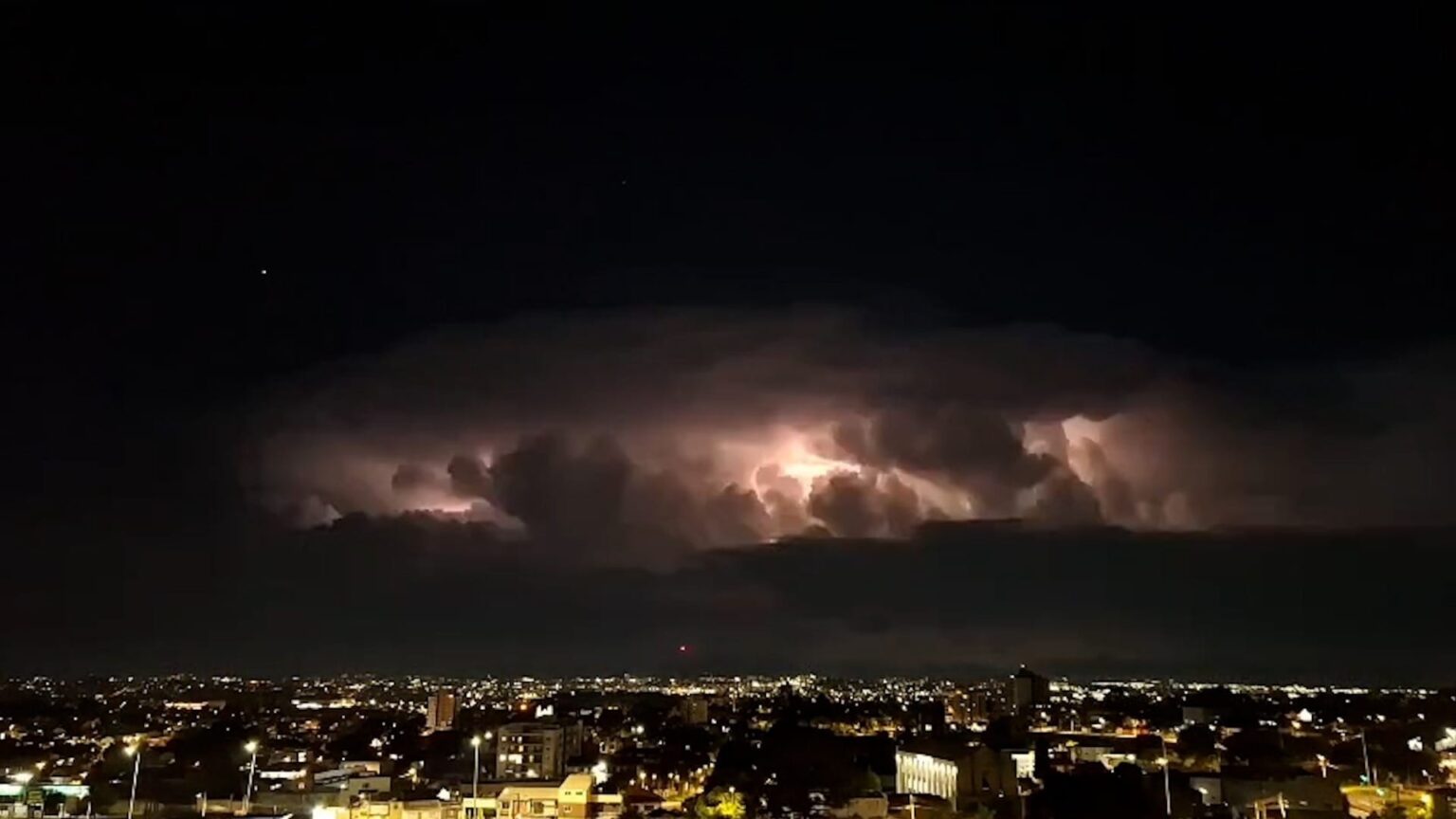 Relâmpagos em Curitiba: Entenda o Fenômeno e sua Causa