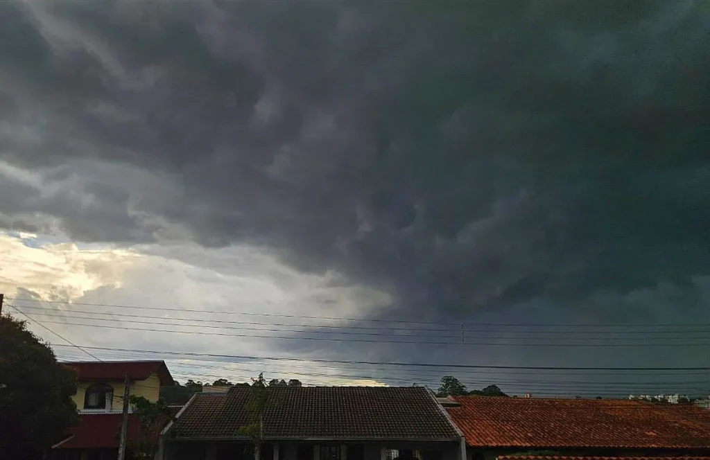 Tempestade em Curitiba: Dia se transforma em noite com chuva e vendaval