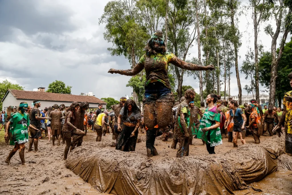 UFPR Anuncia Resultado do Vestibular com o Tradicional Banho de Lama