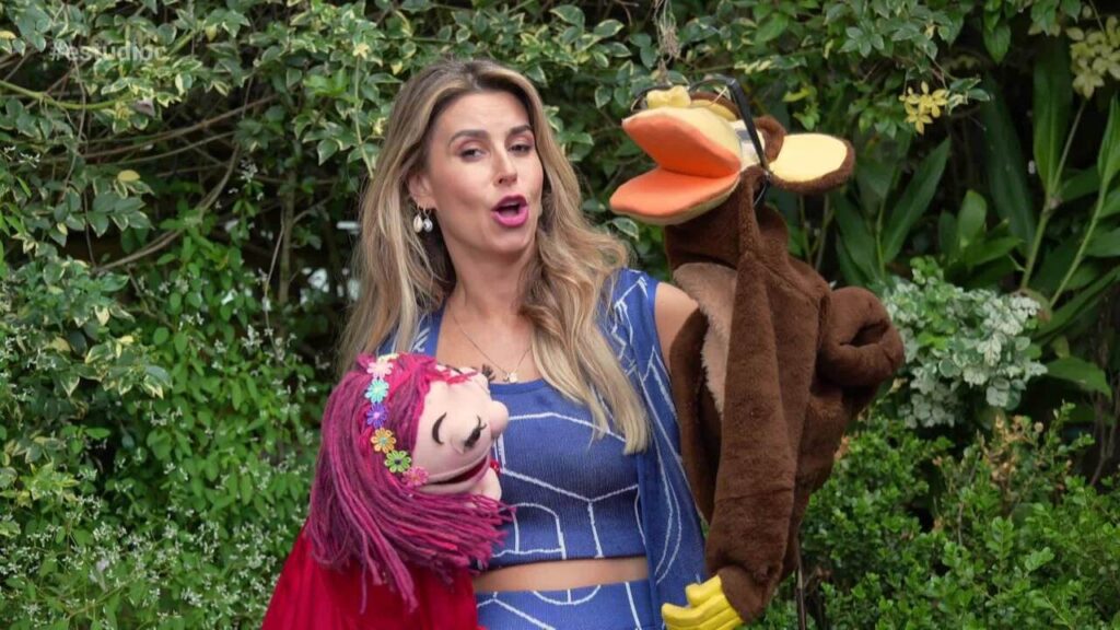 Carnaval do Paraná: Memórias e Alegria em Desfile de Gigantes