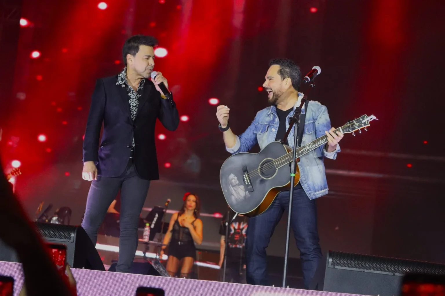 Chuva Perigosa Não Impede Show Emocionante de Zezé Di Camargo e Luciano Para 54 Mil Fãs em Matinhos