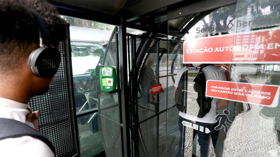 Curitiba Inova com Testes de Estações-Tubo Autônomas no Transporte Coletivo Curitiba Inova com Testes de Estações-Tubo Autônomas no Transporte Coletivo