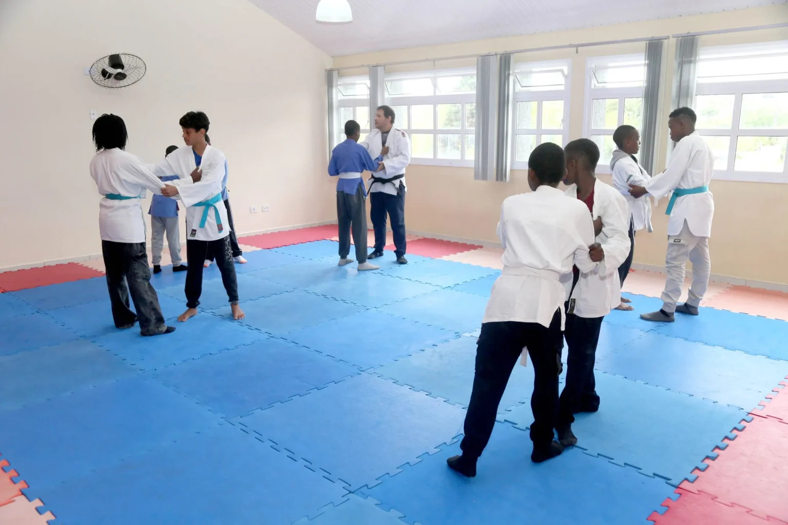 Curitiba Lança Edital de R$ 15 Milhões para Projetos de Acolhimento Escolar