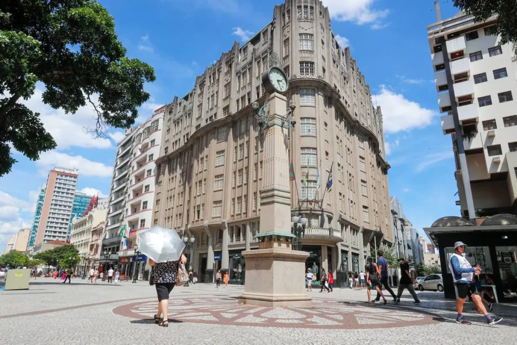 Curitiba Registra Calor Extremo Com Sensação de 50º C no Litoral