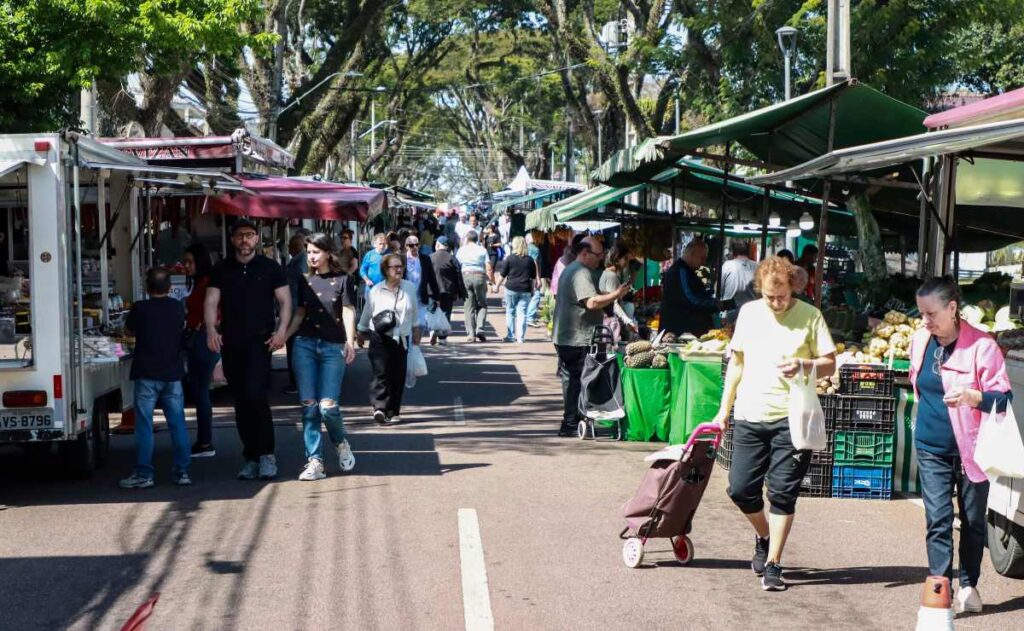 Descubra as Feiras que Estarão Abertas em Curitiba Neste Domingo (22) Descubra as Feiras que Estarão Abertas em Curitiba Neste Domingo (22)