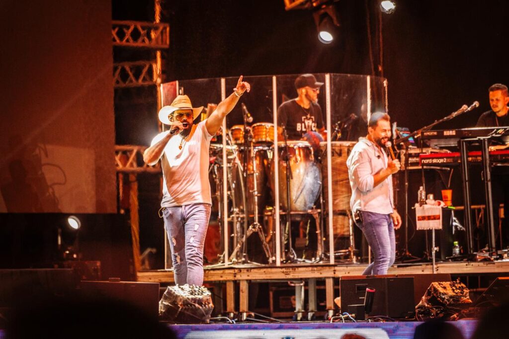 Diego e Arnaldo emocionam 30 mil fãs em show inesquecível no Litoral