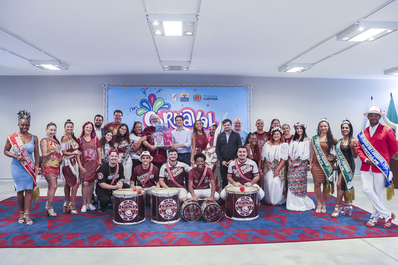 Eduardo Pimentel Celebra Carnaval com Campeãs do Desfile de 2026 em Curitiba Eduardo Pimentel Celebra Carnaval com Campeãs do Desfile de 2026 em Curitiba