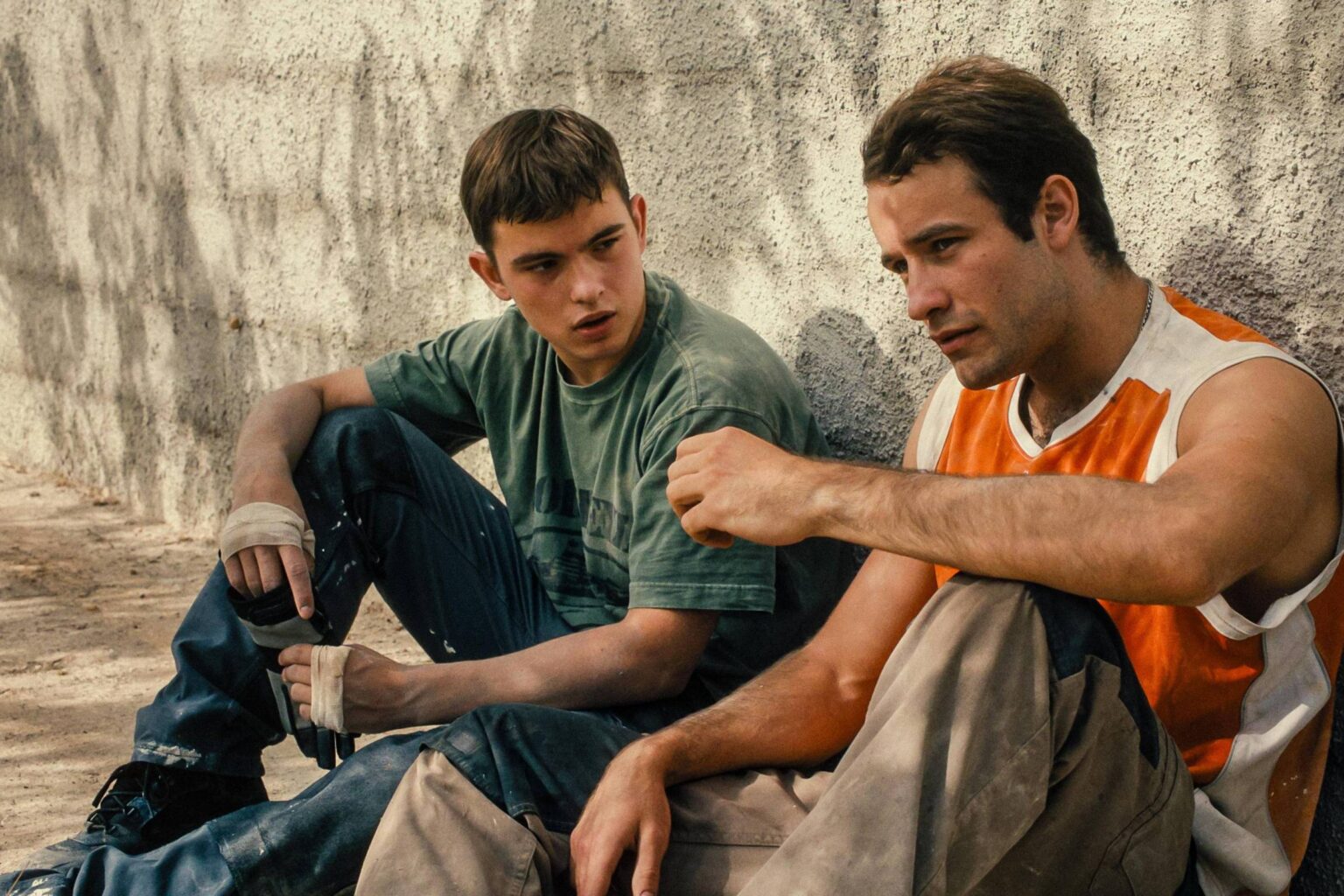 'Enzo': Reflexões sobre as Incertezas da Adolescência em um Contexto Político