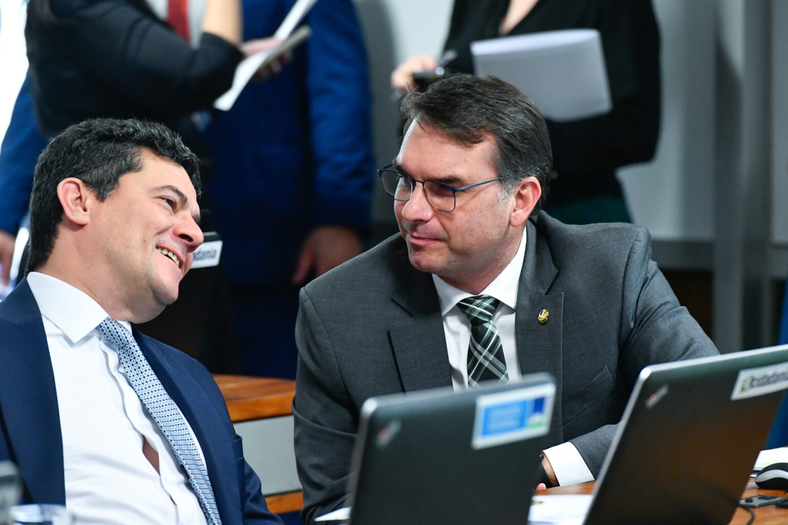 Flávio Bolsonaro Avalia Apoio a Sérgio Moro no Paraná: Uma Aliança Estratégica Contra Ratinho e Lula