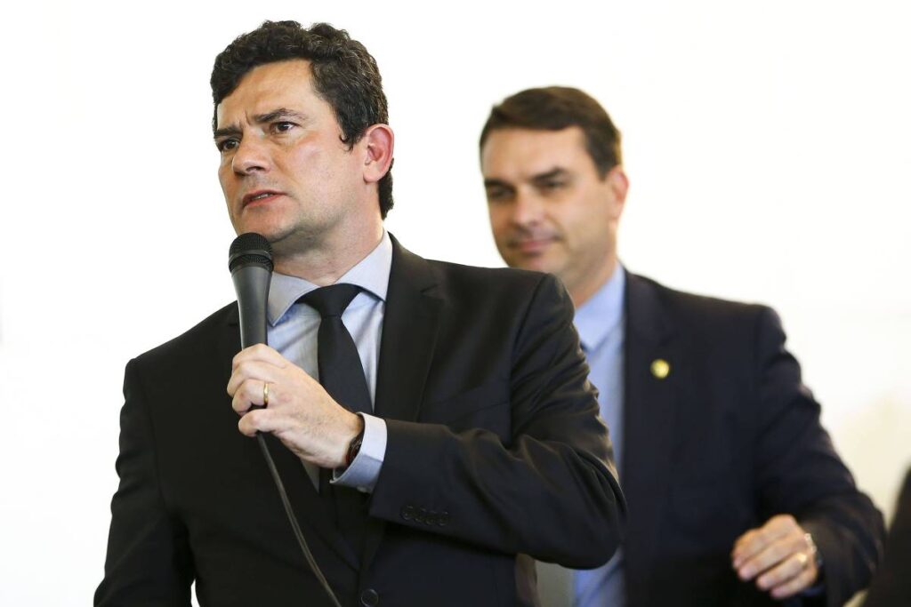 Flávio Bolsonaro Pode Apoiar Sergio Moro no Paraná para Barrar Ratinho Jr. na Corrida Presidencial