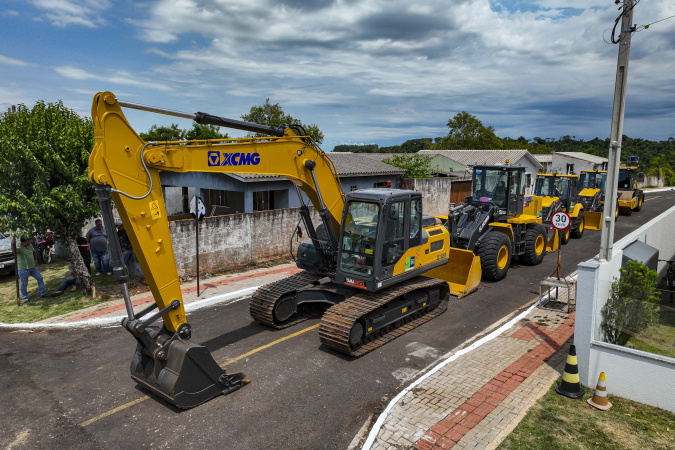 Máquinas Agrícolas Modernas Transformam o Agronegócio no Centro-Oeste do Paraná Máquinas Agrícolas Modernas Transformam o Agronegócio no Centro-Oeste do Paraná