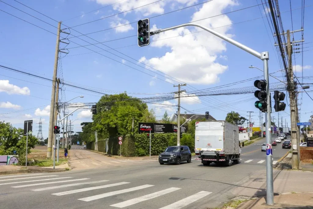 Semáforo Inteligente Revoluciona Trânsito em Curitiba com IA