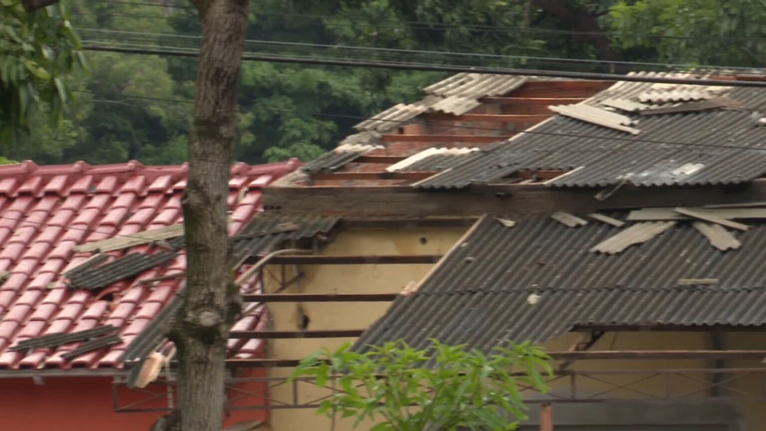 Tempestade no Paraná: Ventos Fortes e Chuvas Intensas Causam Estragos Tempestade no Paraná: Ventos Fortes e Chuvas Intensas Causam Estragos