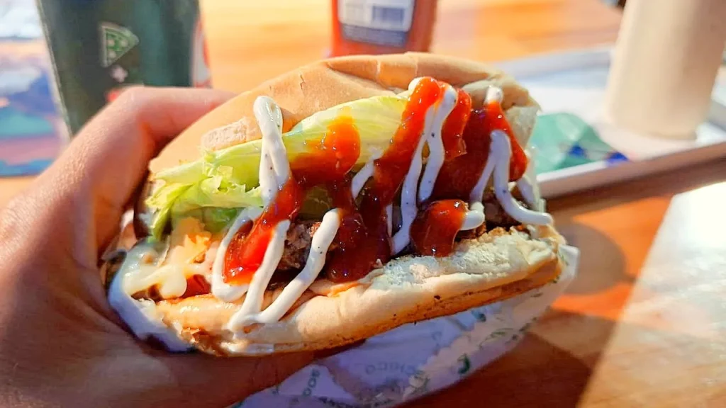 Velho Chico: O Sanduíche Raiz que Resgata o X-Salada em Curitiba