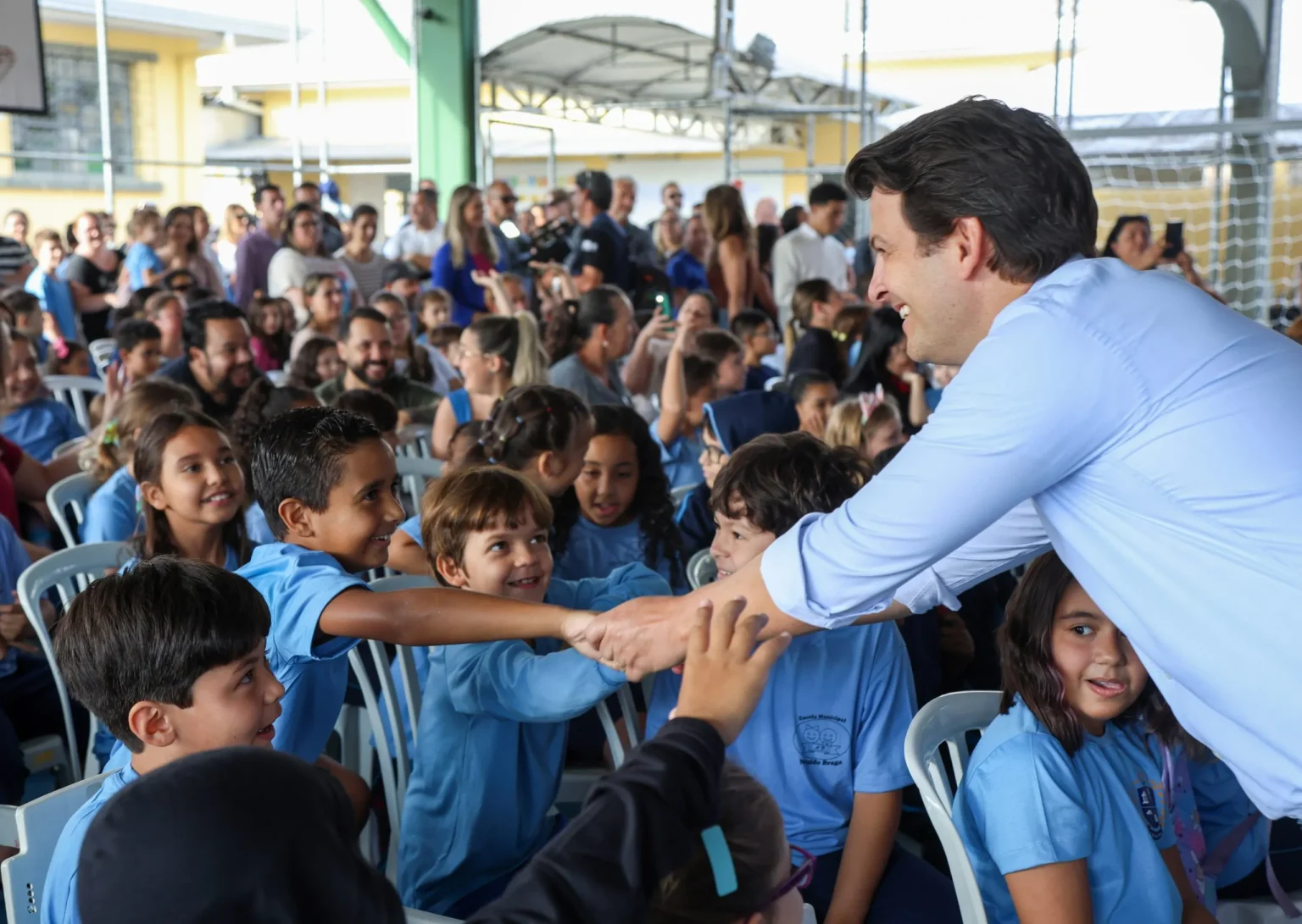 Volta às Aulas em Curitiba: 130 Mil Alunos Retornam com Foco em Saúde e Segurança