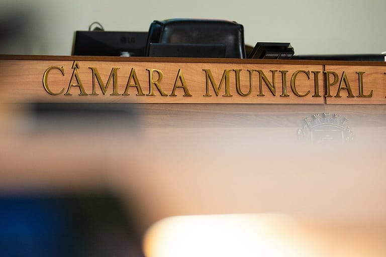 Câmara de Curitiba Aprova Políticas de Bem-Estar e Felicidade sem Limite de Tempo para Deslocamentos Câmara de Curitiba Aprova Políticas de Bem-Estar e Felicidade sem Limite de Tempo para Deslocamentos