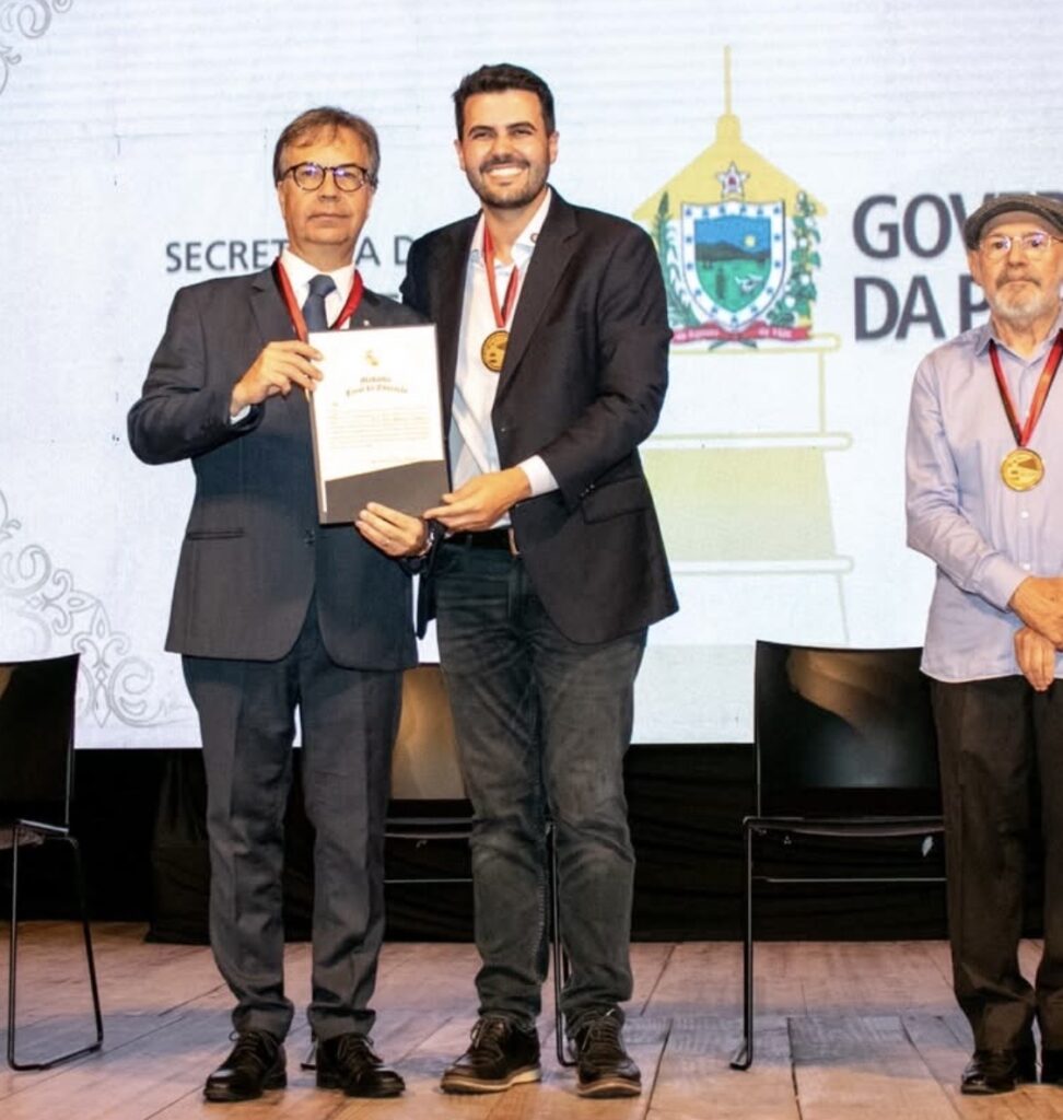 Conselheiros do TCE-PB Recebem Medalha Farol da Educação em Cerimônia Solene Conselheiros do TCE-PB Recebem Medalha Farol da Educação em Cerimônia Solene