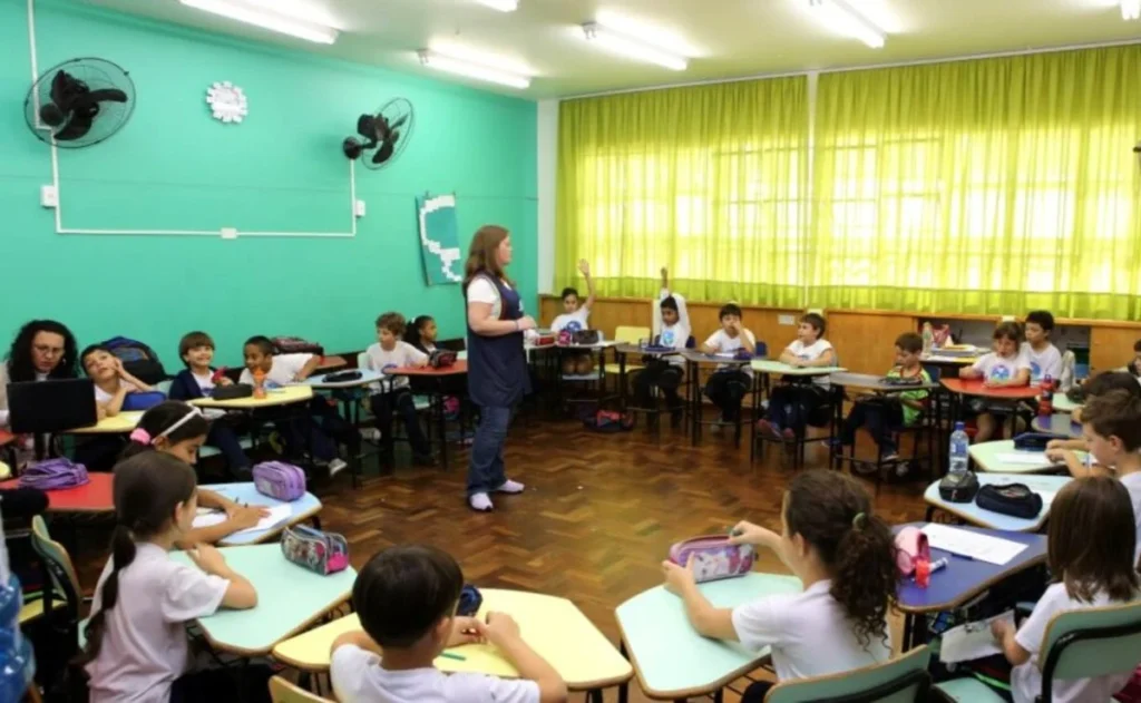 Curitiba Convoca 96 Professores para Avançar na Carreira Educacional