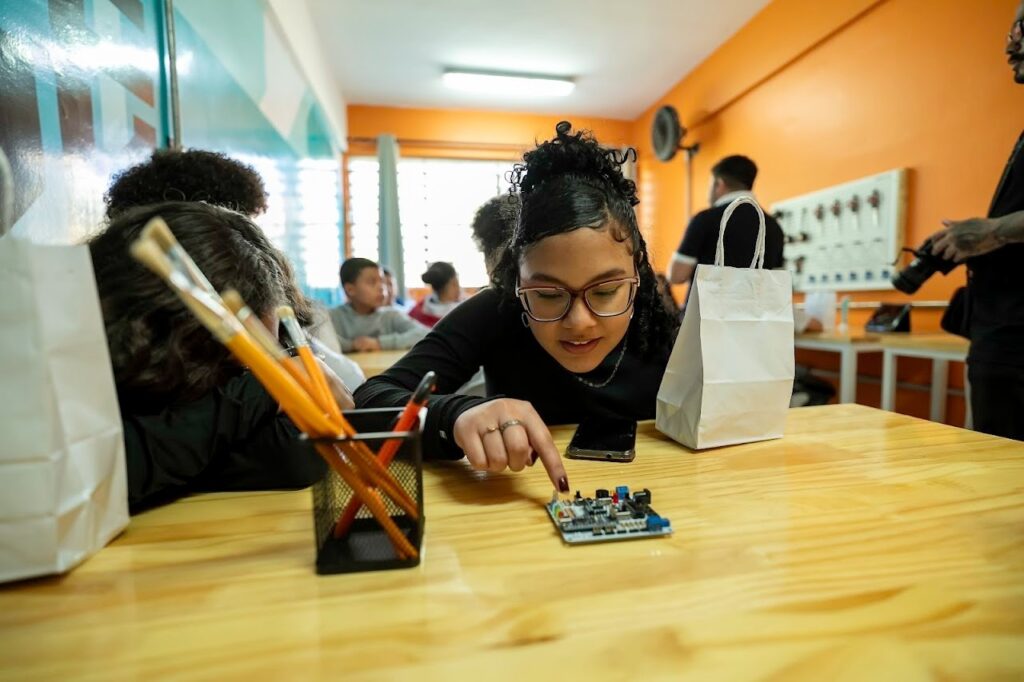 Engenhoka: Aulas Gratuitas de Arte e Robótica Transformam Educação em Curitiba