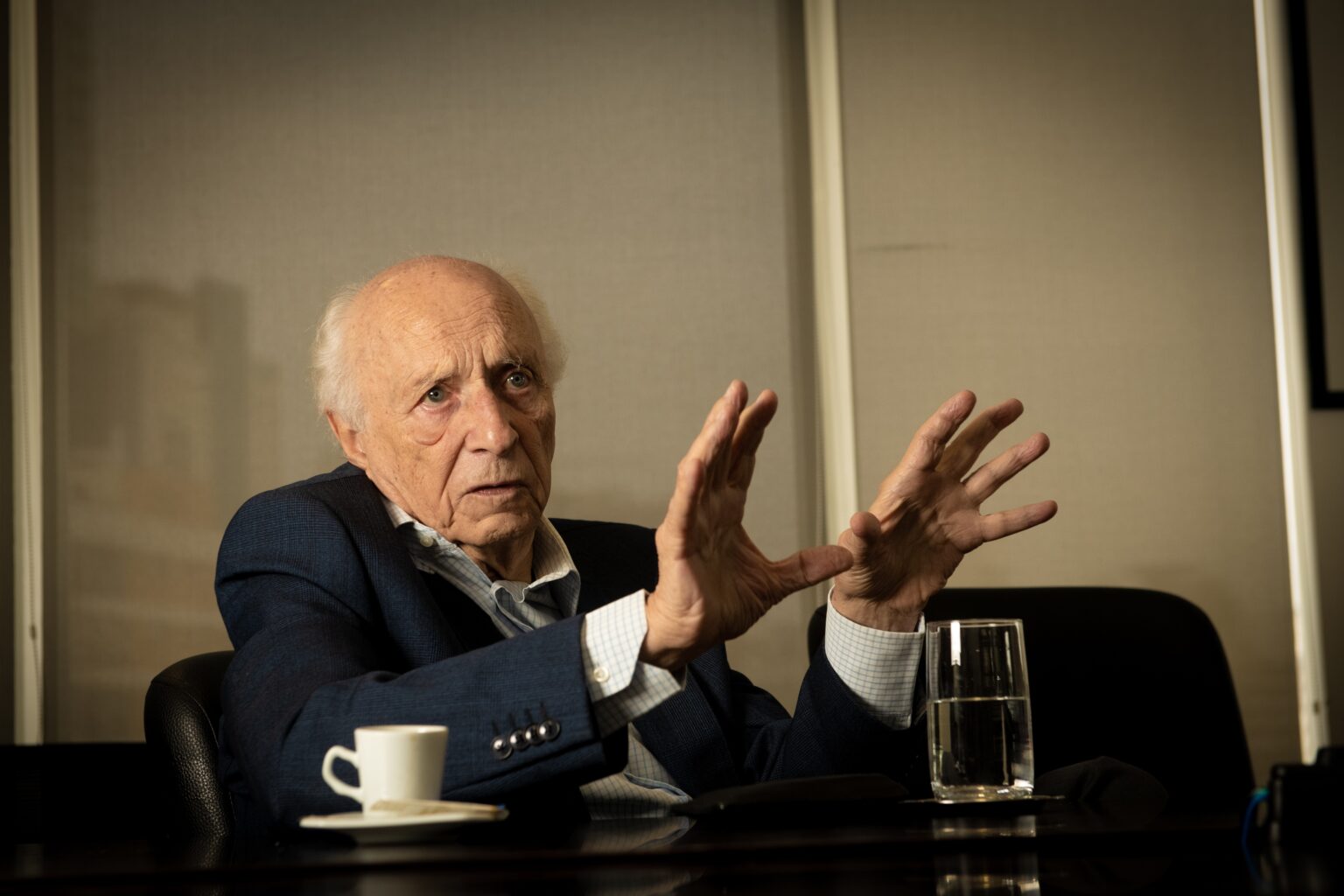 EUA em Crise: A Perda de Hegemonia em Educação e Inovação EUA em Crise: A Perda de Hegemonia em Educação e Inovação