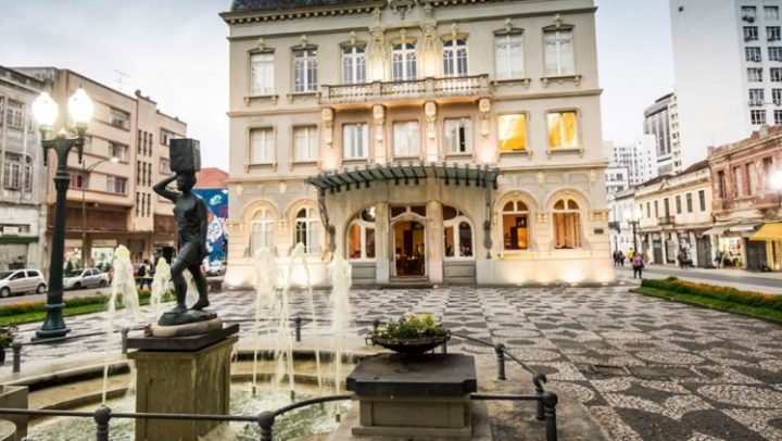 Explorando a História: Visitas Mediadas no Centro Histórico de Curitiba Explorando a História: Visitas Mediadas no Centro Histórico de Curitiba